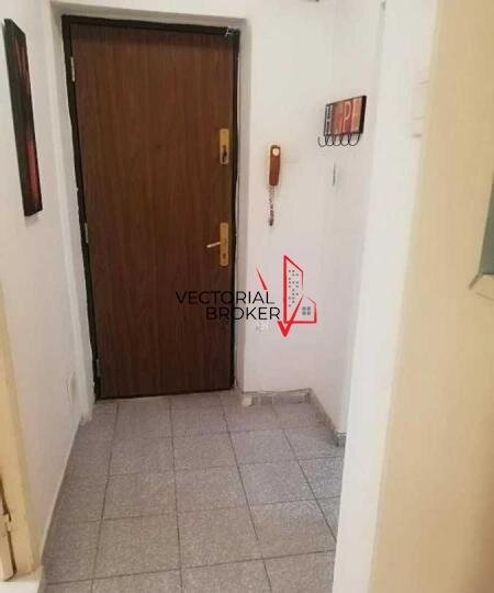 Decebal - Garsoniera, et.1, bloc mixt, 1993, 8 min metrou Muncii